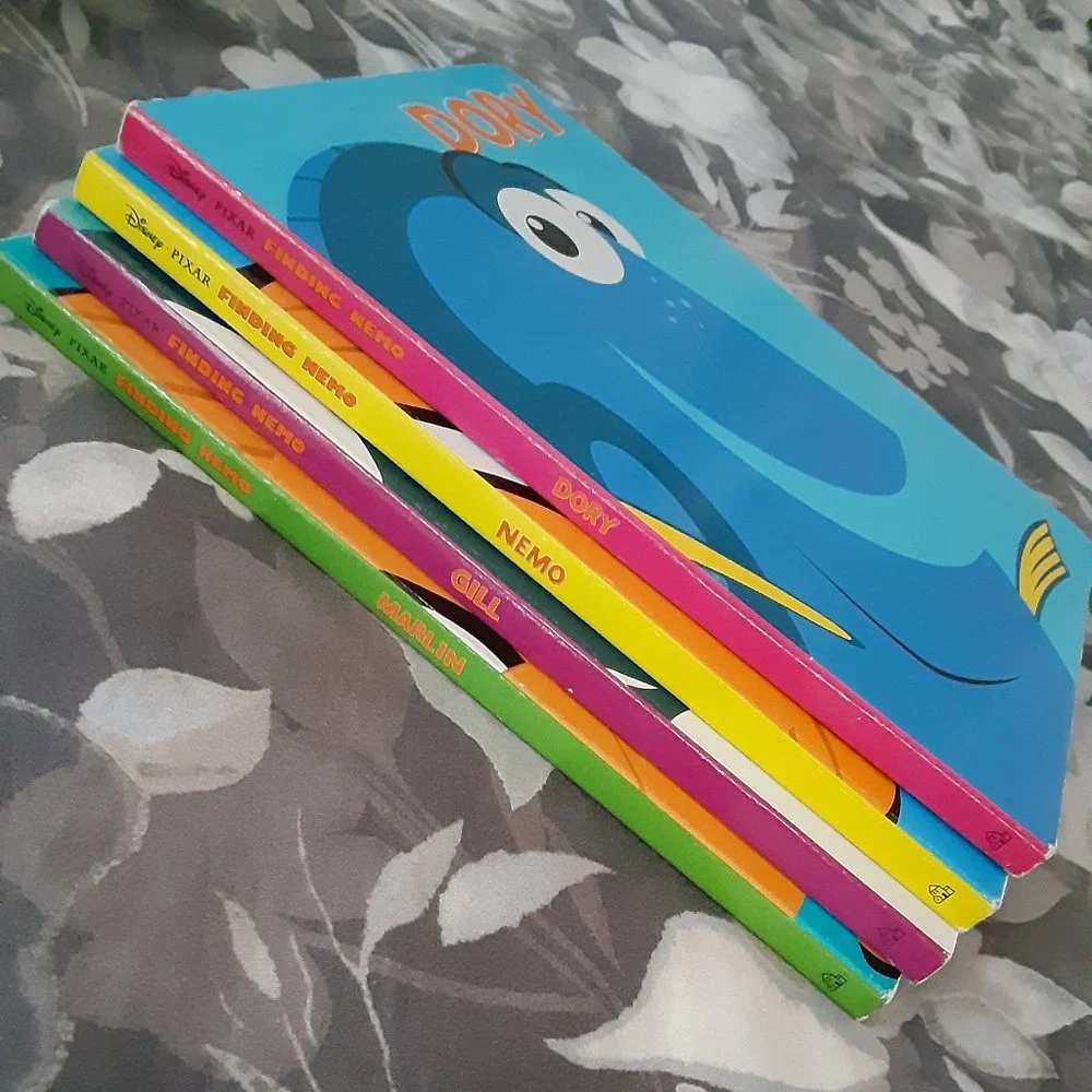 Disney's Pixar Finding Nemo - Fish in a Box - set  (4) hardcover w/ carry case